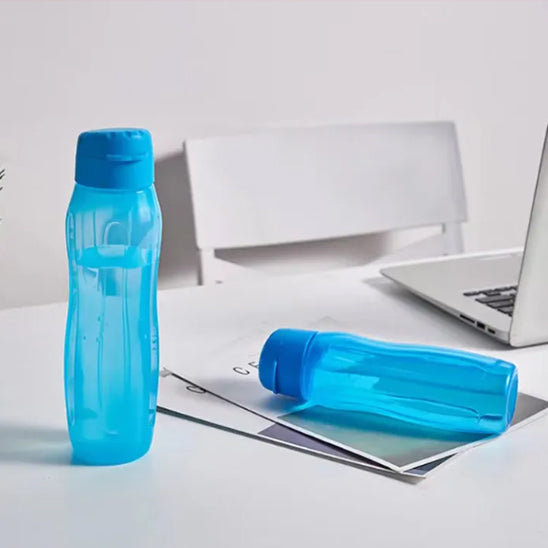 gourde de sport bleu sur un bureau
