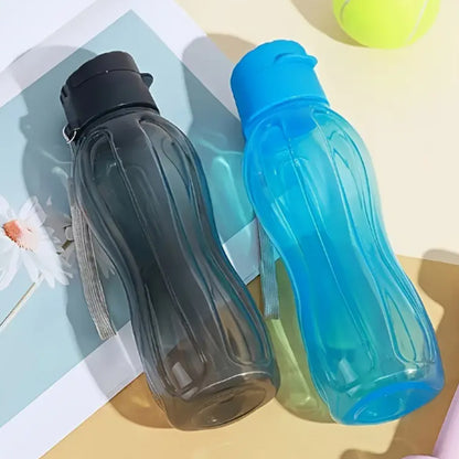 une gourde de sport bleu et une noire sur une table