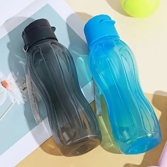 une gourde de sport bleu et une noire sur une table