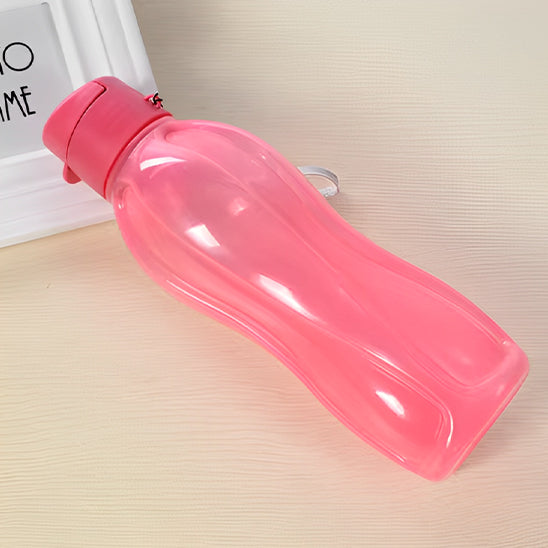gourde de sport rose posée sur une table