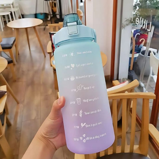 Gourde plastique verte tenue à la main dans un restaurant avec citation motivation visible