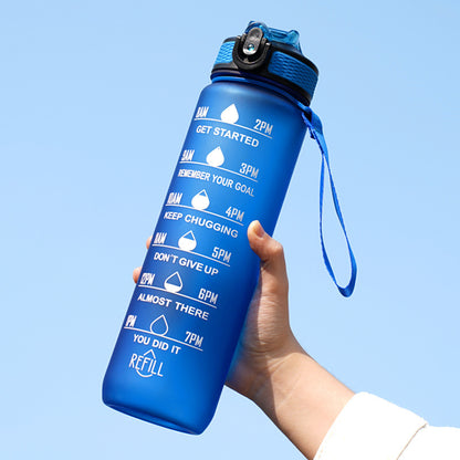 main tenant gourde pour le sport bleue