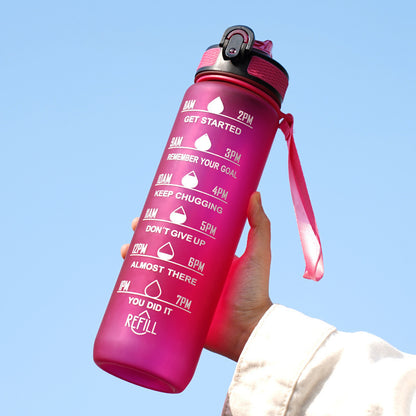 main tenant gourde pour le sport rose