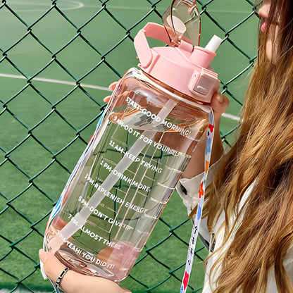 femme-boit-de-sa-gourde-pour-le-sport-devant-un-terrain-de-football