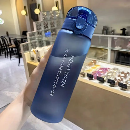 main portant gourde pour le sport bleue