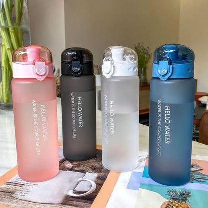quatre variantes de couleurs de gourde pour le sport placées sur une table