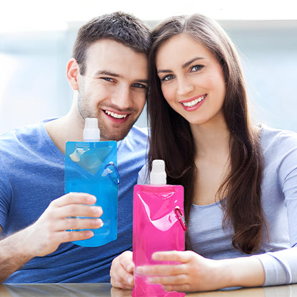 homme et femme tenant gourde pour le sport bleu et rose à la main