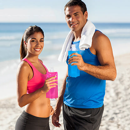 homme et femme tenant gourde pour le sport bleu et rose à la main sur la plage
