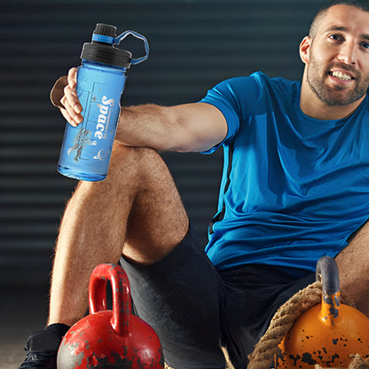 sportif-assis-portant-gourde-sport-à-la-main-à-côté-d-un-poids-de-fitness