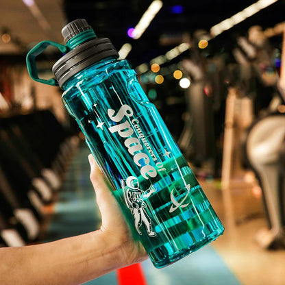 homme-portant-gourde-sport-dans-une-salle-de-fitness