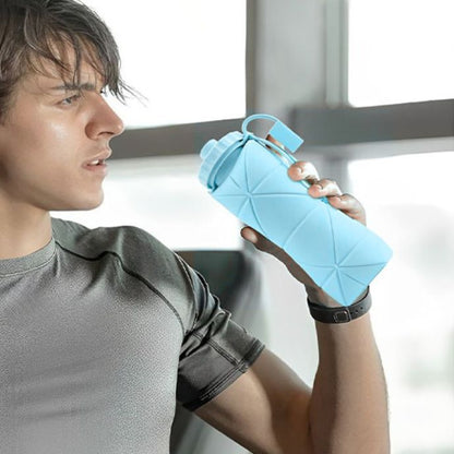 homme-tient-gourde-sport-bleue-à-la-main
