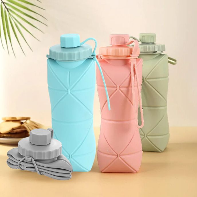 trois-gourde-sport-de-couleurs-différentes-sur-une-table