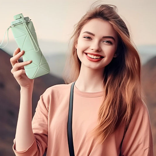 femme-souriante-tenant-gourde-sport-à-la-main