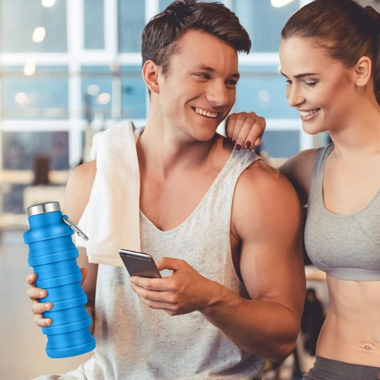 homme-dans-une-salle-de-fitness-avec-gourde-sport-à-la-main