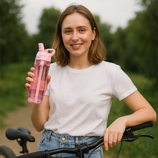 femme tient gourde sport rose assise sur son vélo