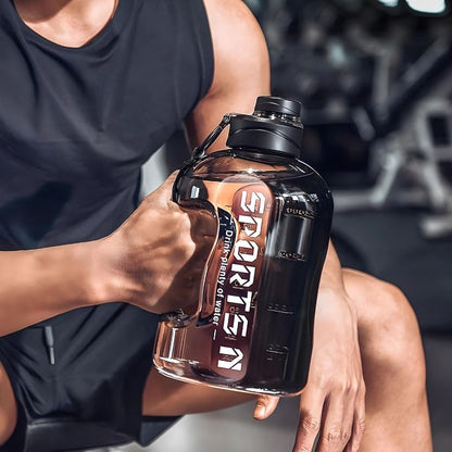 homme-assis-tenant-gourde-sport-à-la-main
