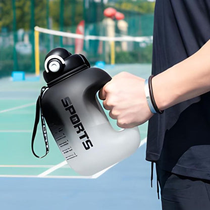 homme qui tient gourde sport noire par sa poignée érgonomique dans un terrain de tennis