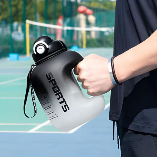 homme qui tient gourde sport noire par sa poignée érgonomique dans un terrain de tennis