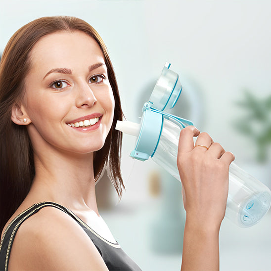 femme-souriante-tenant-gourde-sport-à-la-main