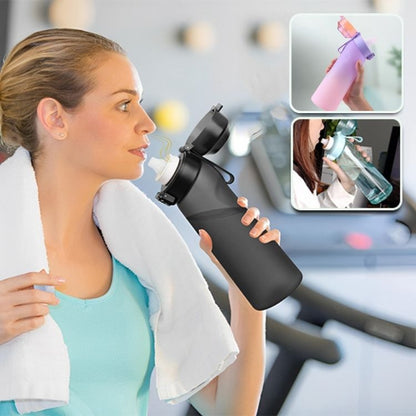 femme-sur-tapis-roulant-tenant-gourde-sport-à-la-main