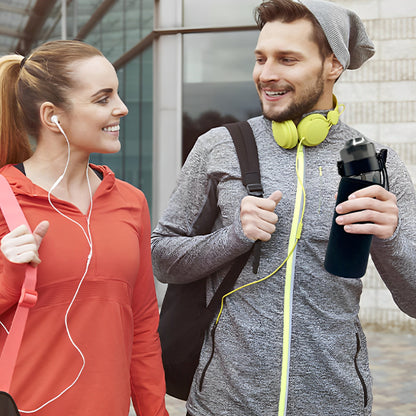homme-et-femme-discutent-tenant-gourde-sport-à-la-main