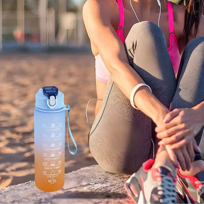 femme-assise-sur-la-plage-avec-gourde-sport-à-côté
