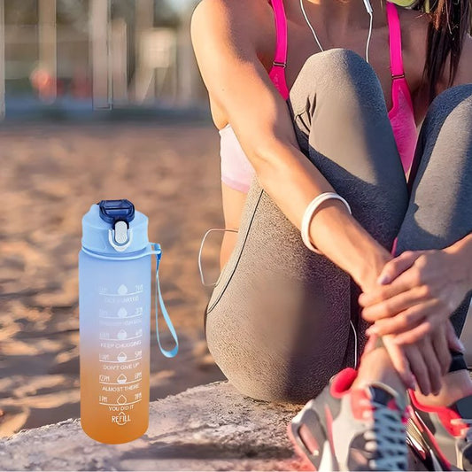 femme-assise-sur-la-plage-avec-gourde-sport-à-côté
