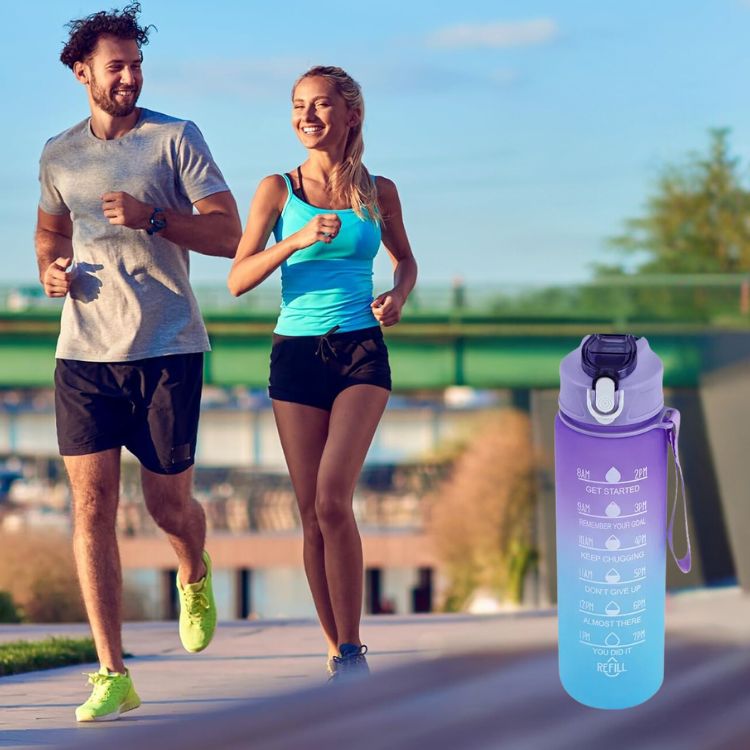 homme-et-femme-courent-tenant-gourde-sport-à-la-main