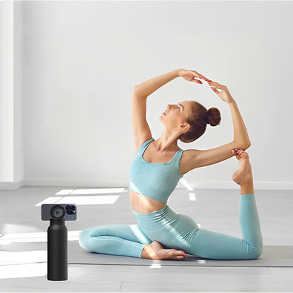 femme fait du yoga avec gourde sport noire et un telephone attaché à la gourde par aimant en face d elle