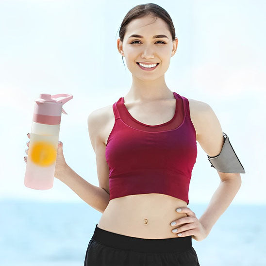 femme-souriante-tenant-gourde-sport-à-la-main