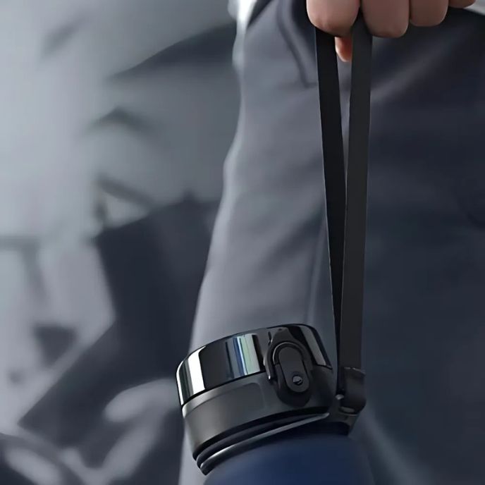 homme qui tient gourde sport bleue par sa cordelette