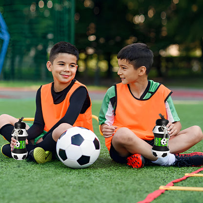 deux-joueurs-de-football-enfants-assis-tenant-gourdes-à-leurs-mains