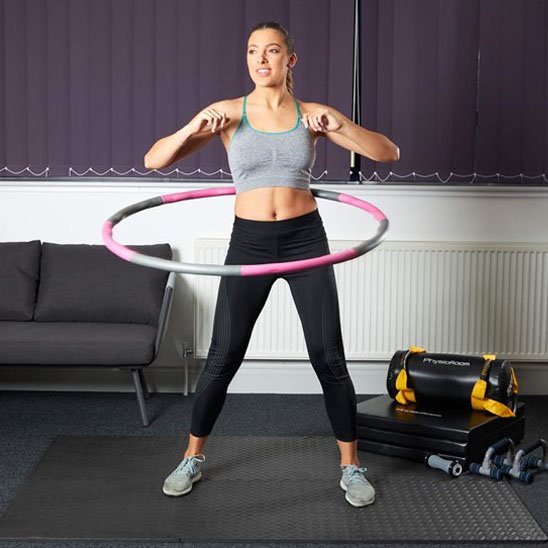 hula hoop fitness utilisé par une femme lors d un entraînement cardio en intérieur