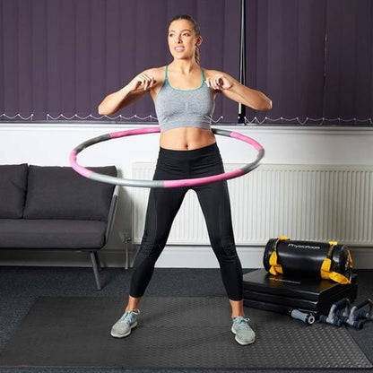 hula hoop fitness utilisé par une femme lors d un entraînement cardio en intérieur