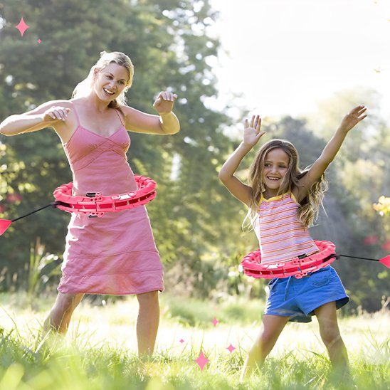 Hula hoop fitness utilisé en extérieur par une femme et un enfant combinant activité physique plaisir et coordination