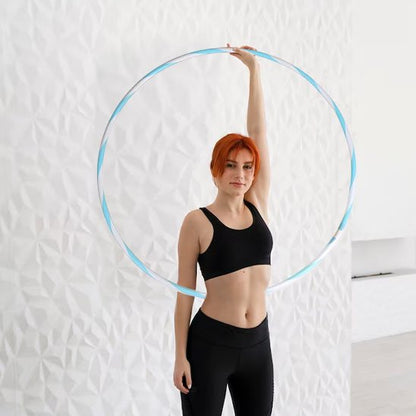 Hula hoop fitness utilisé par une femme en intérieur pour renforcer la sangle abdominale et améliorer la posture