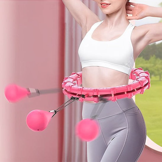 Hula hoop fitness lesté utilisé par une femme en intérieur pour affiner la taille et renforcer les muscles abdominaux