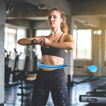 Hula hoop fitness utilisé par une femme en salle de sport pour un entraînement cardio complet et ludique
