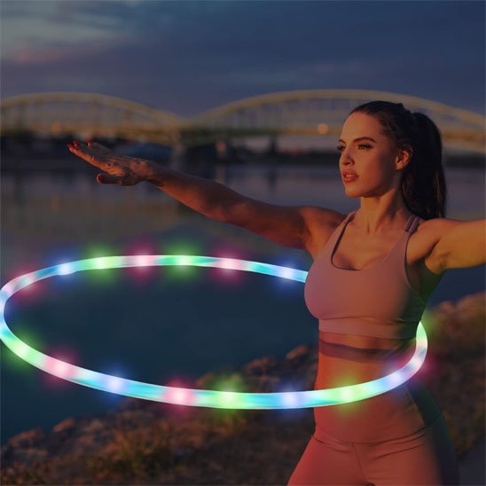 Hula hoop LED fitness utilisé par une femme en extérieur