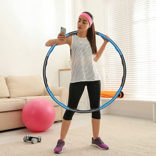 hula hoop sport pour femme pratiqué à la maison dans le salon