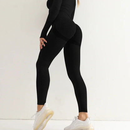 femme porte legging noir dans une position jambes légérement écartées vue de côté