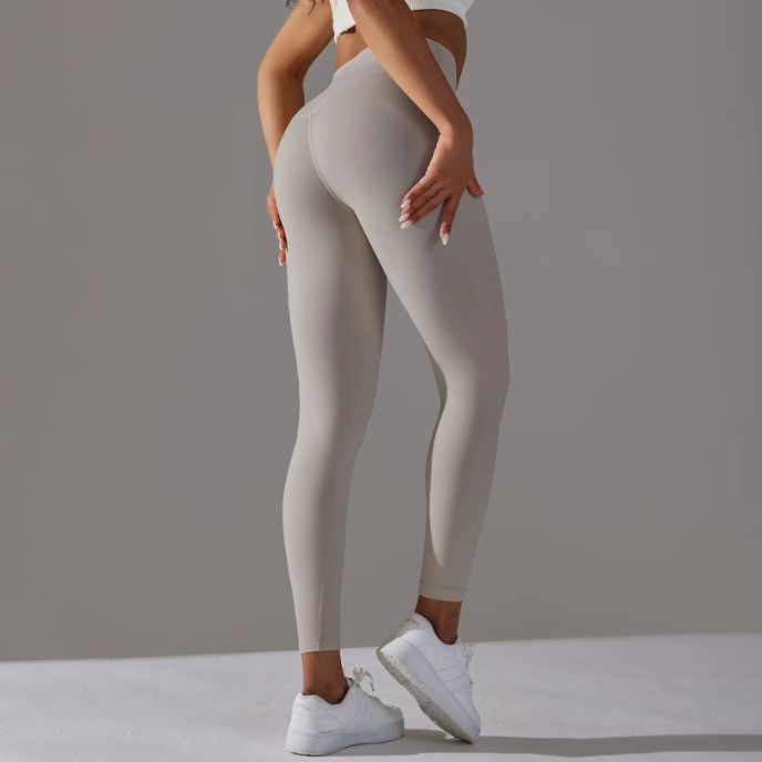 femme porte legging de couleur sable