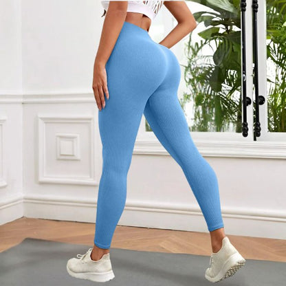 femme porte legging sport b;leu vue de côté dans sa chambre