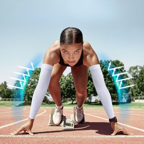 femme-portant-manchon-de-compression-en-position-de-départ-pour-course-vitesse