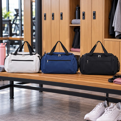 trois petit sac de sport posés sur un banc noir blanc et marine