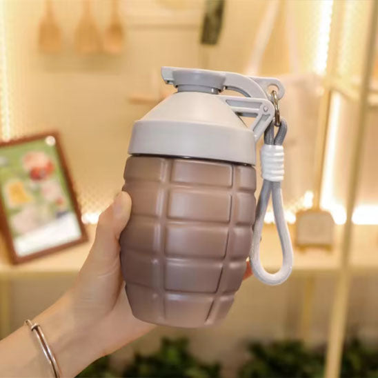 protein shaker gris tenu à la main avec  ambiance intérieure chaleureuse