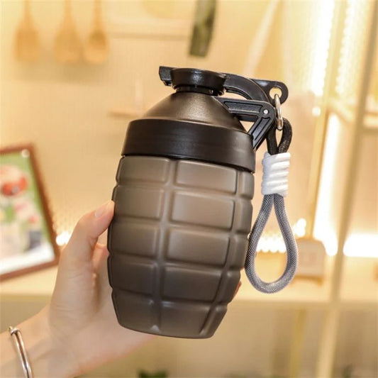 protein shaker noir tenu à la main avec éclairage doux et décoration intérieure en arrière plan