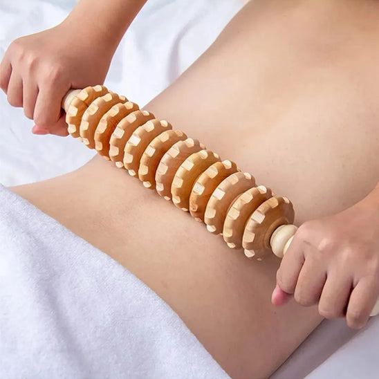 Massage du dos avec un rouleau de massage en bois naturel pour une détente musculaire profonde