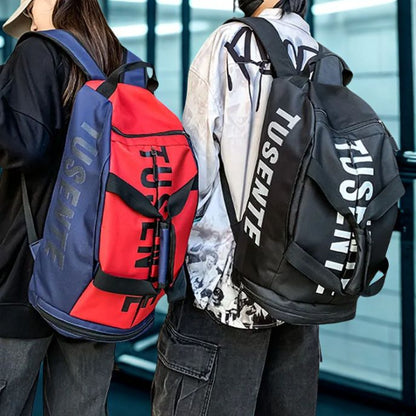 Femme avec un sac à dos sport rouge et bleu en extérieur