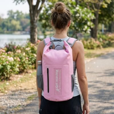femme porte sac à dos étanche rose dans un jardin